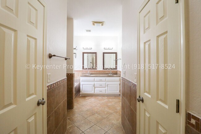 Building Photo - 4 Bed | 2 Bath in Broken Arrow!