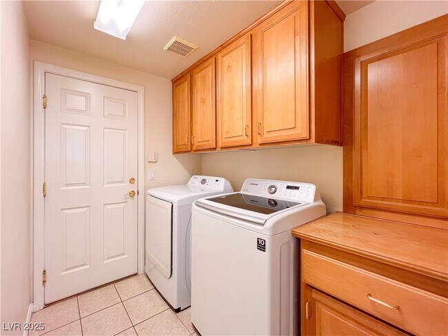 Building Photo - 6586 Shadow Cove Ave