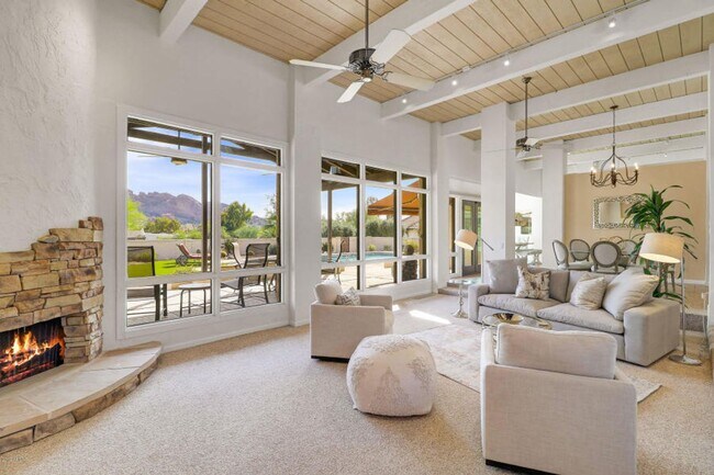 Building Photo - Beautiful 5 bed/4 bath + Den in Desirable Paradise Valley