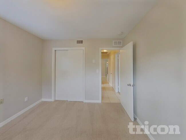 Building Photo - 2529 Brentwood Dr