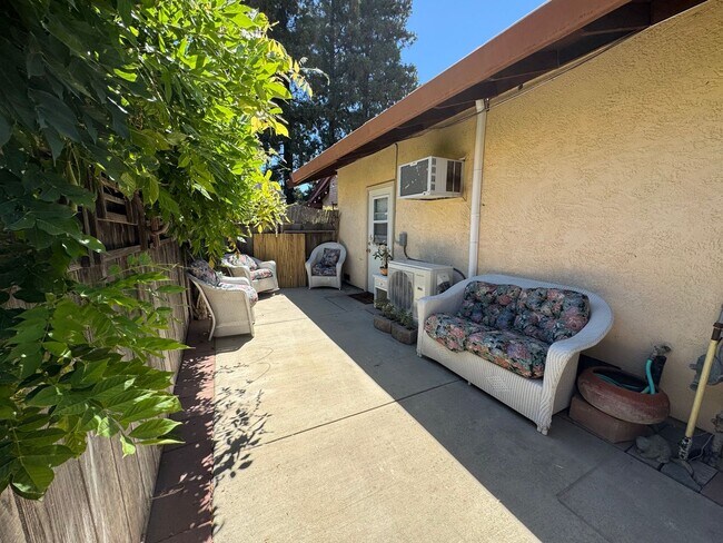Building Photo - Back to School Special ALL Utilities Paid in Turlock