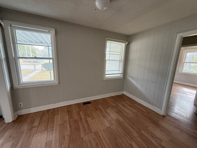 Building Photo - 124 Stadium St SW