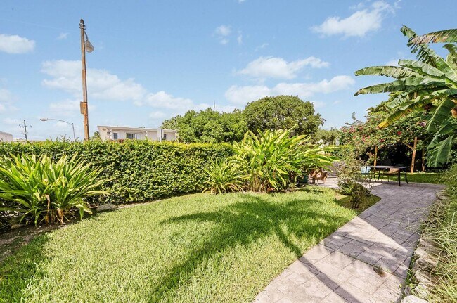 Building Photo - Exquisite 2/2 condo in Art Deco style building