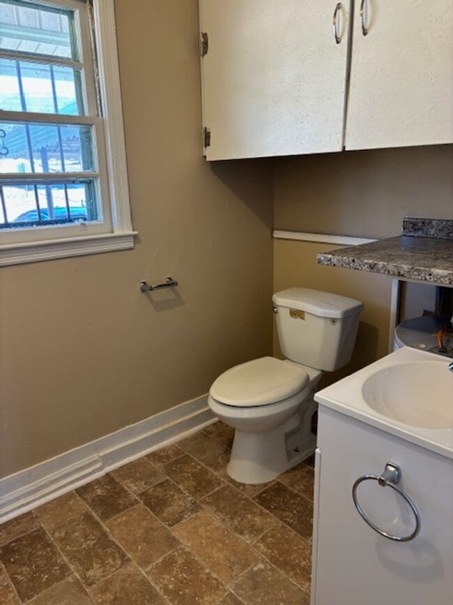 Building Photo - Charming Home You’ll Love Coming Home To.