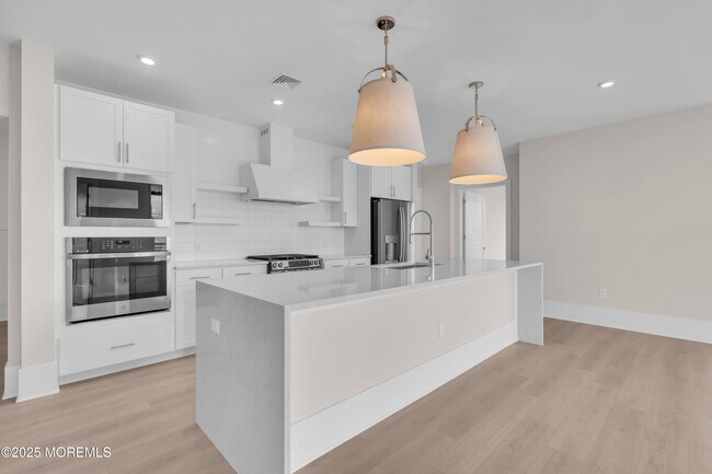 Building Photo - 218 3rd Ave