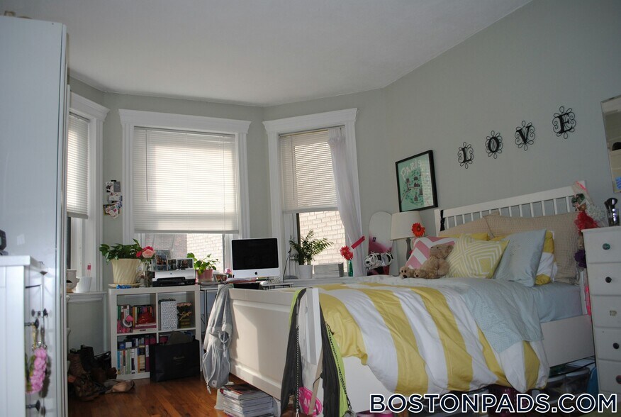 Building Photo - 61 Park Dr