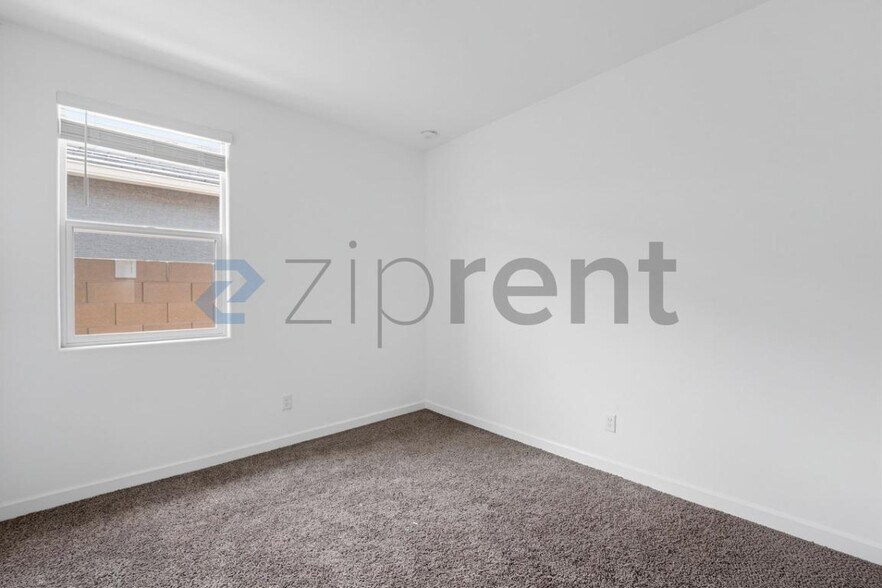 Building Photo - Unit