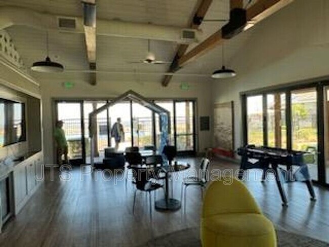 Building Photo - 3349 Hedgerow Ct