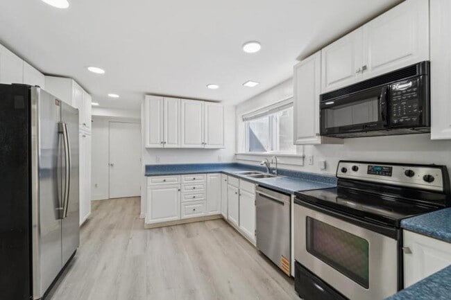 Building Photo - 2 bedroom in Seattle WA 98117