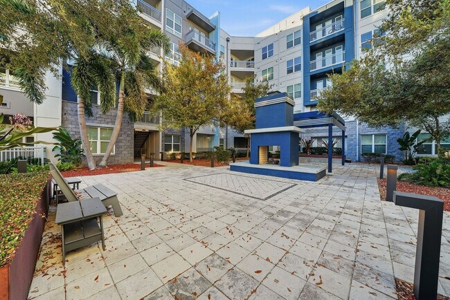 Building Photo - 1702 W Cleveland St