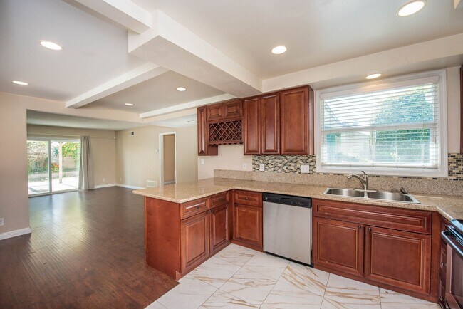 Building Photo - Single Family Stunner!