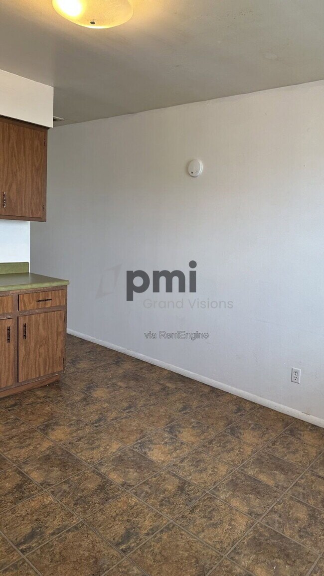 Building Photo - 1616 University Dr