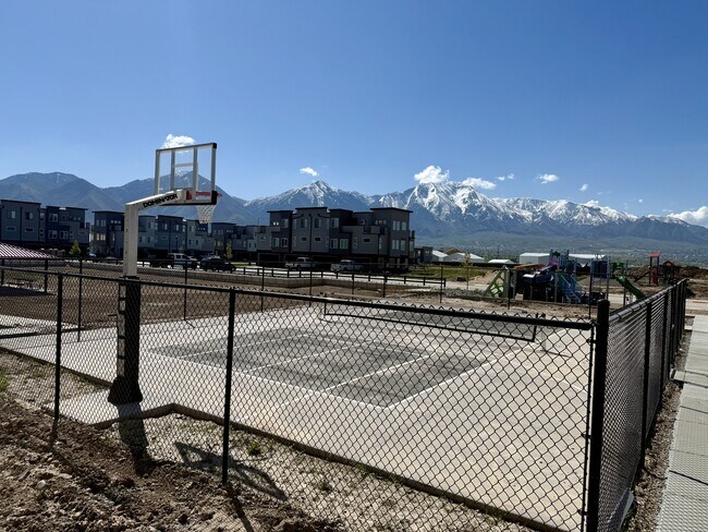 Building Photo - 564 1860 N