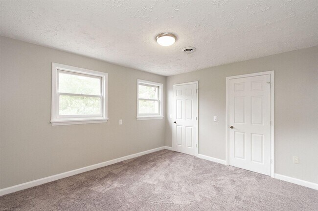 Building Photo - 6 bed/3 1/2 bath.  Pet Friendly