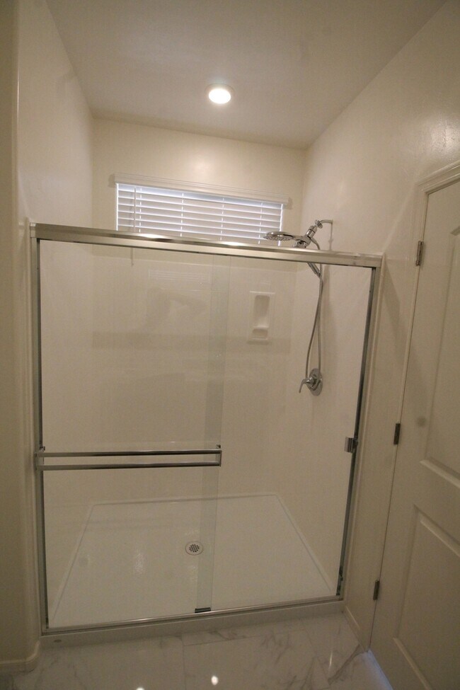 Building Photo - 5523 W Monterey Dr