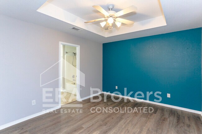 Building Photo - 1614 Twisted Oak Dr