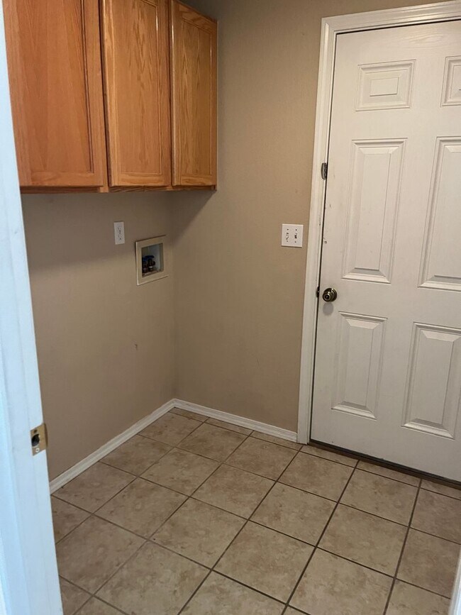 Building Photo - Beautiful 4 bedroom 2 bathroom single family house with Fenced backyard and 3 car garage