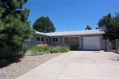 Building Photo - "Welcome Home: Spacious 3-Bedroom Oasis with 2 Full Baths on Dakota St NE!"