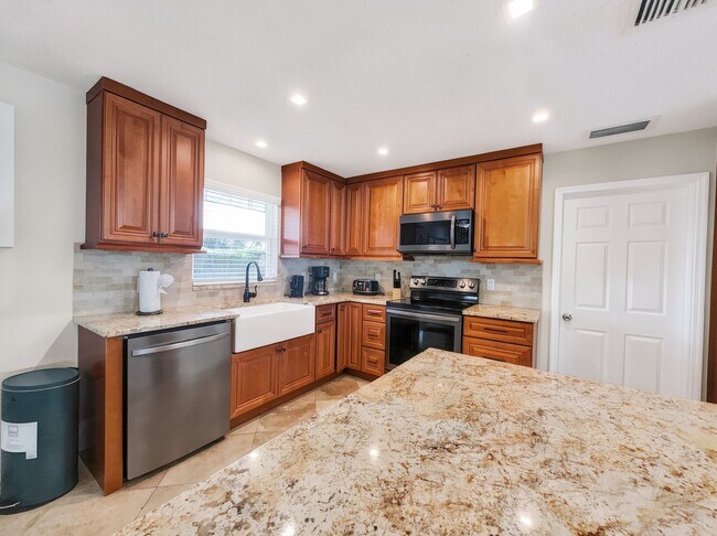 Building Photo - Discover the perfect Naples Park rental just minutes from the beach.