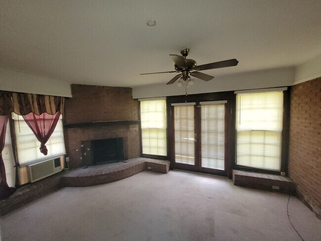 Building Photo - 3 bedroom 2 baths