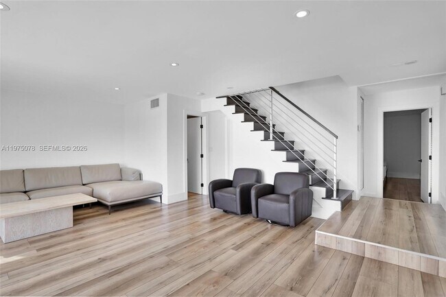 Building Photo - 1194 Hillsboro Mile Unit 1