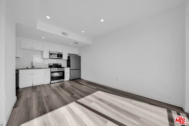 Building Photo - 667 Wilton Pl