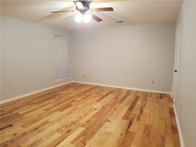 Building Photo - 6201 Highland Hills Dr