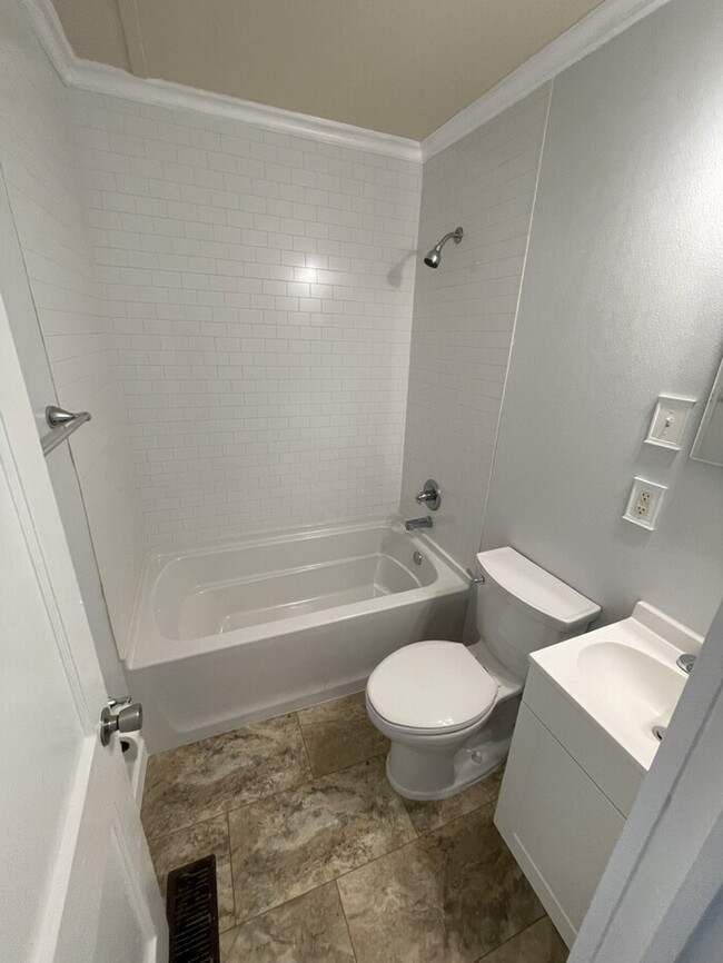 Building Photo - One Bedroom one Bathroom