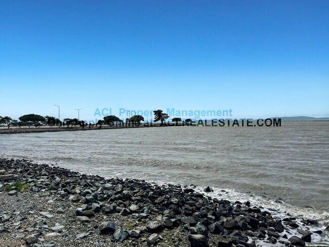 Building Photo - 3 Bed / 2.5 Bath | 1,362 Sq Ft | Prime Downtown San Leandro Location | Walkable + Parking