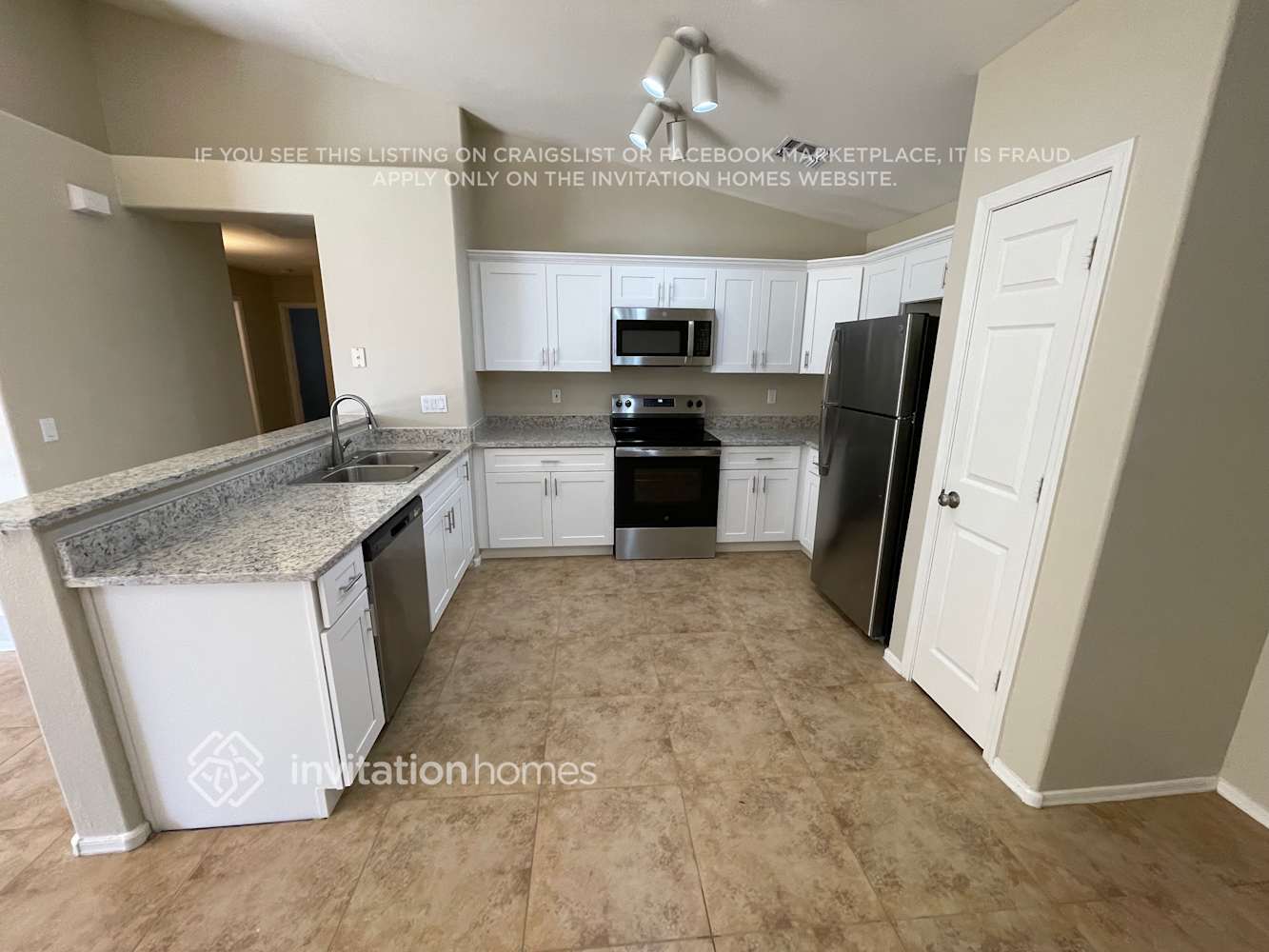 Building Photo - 9331 W Cinnabar Ave