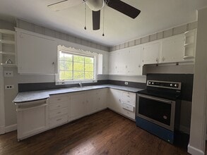Building Photo - 142 Grove Ave