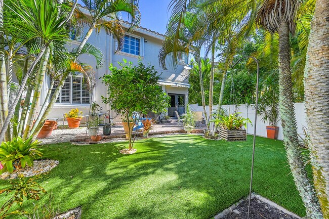 Building Photo - 2922 Port Royale Ln S