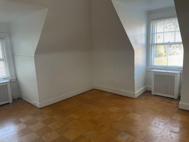 Building Photo - 720 Gladstone Ave