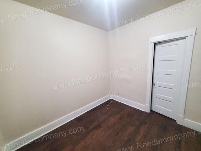 Building Photo - Freshly Painted 2 bedroom house