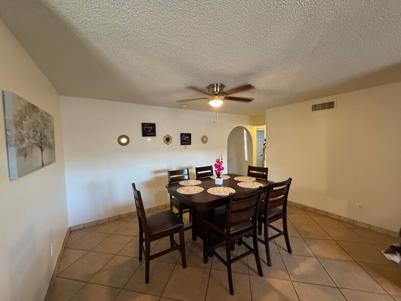 Building Photo - 8119 W Glenrosa Ave