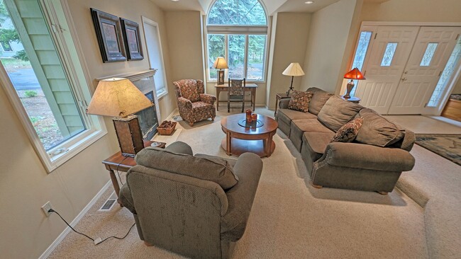 Building Photo - Furnished Sunriver 3 Bedroom Home Availabl...