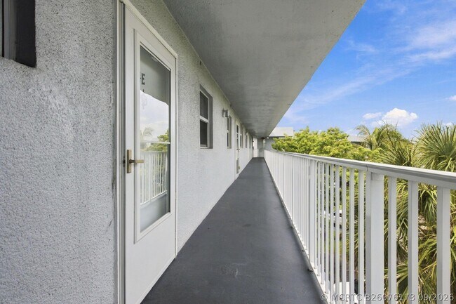 Building Photo - 113 Royal Pk Dr