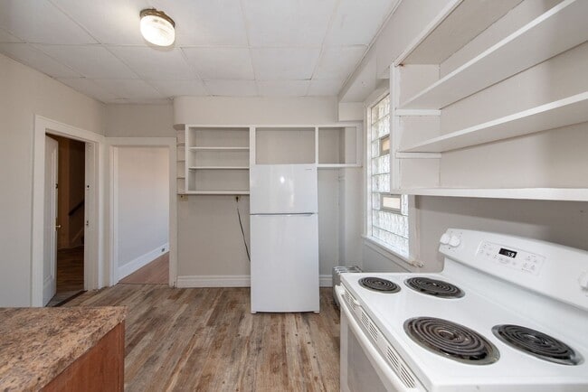 Building Photo - Beautifully updated Tudor style duplex. Upper unit. Large rooms. 2 balconies, private entry. Fenc...