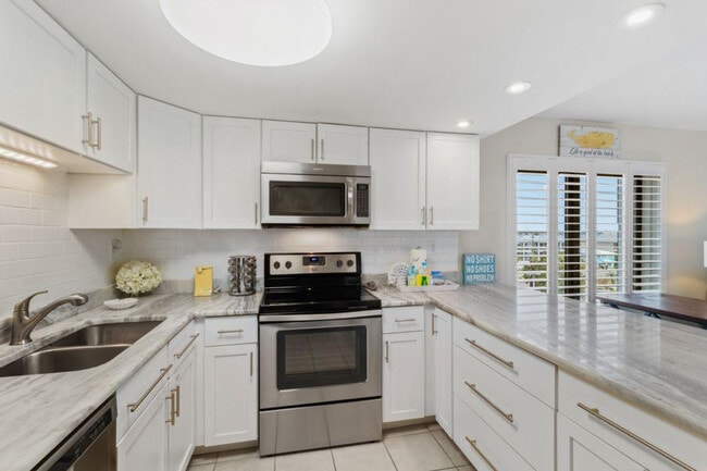 Building Photo - 427 E Beach Blvd