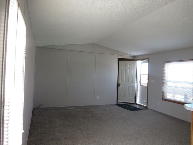 Building Photo - Affordable 3 bedroom 2 bathroom mobile home!