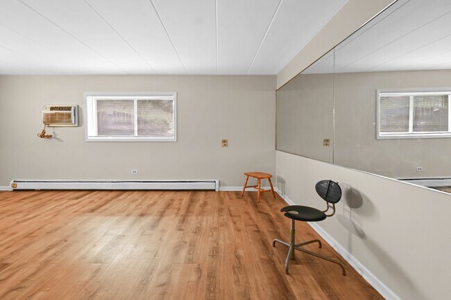 Building Photo - 228 E Bailey Rd