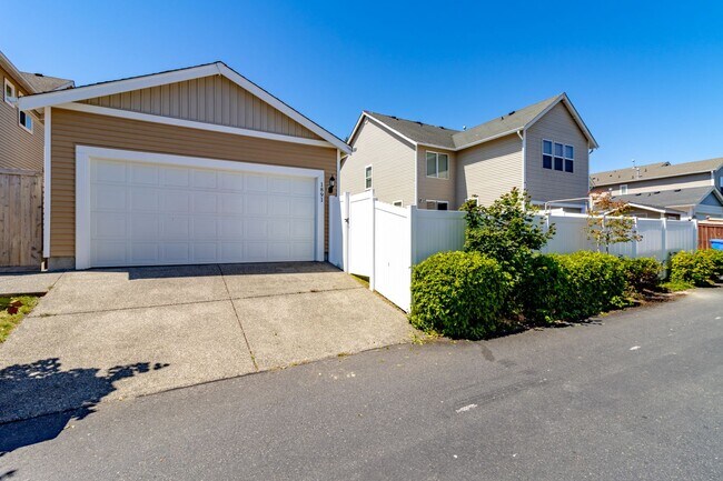 Building Photo - 3 bedroom, 2.5 bath DuPont home featuring AC!