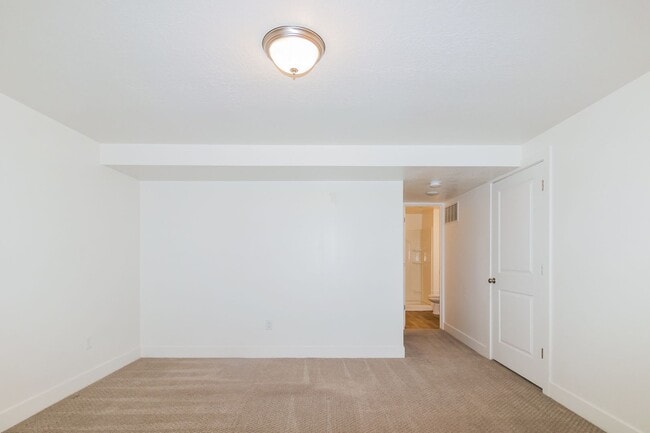 Building Photo - Modern 3 Bed, 2.5 Bath Pet-Friendly Home w...