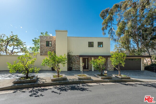 Building Photo - 615 N Saltair Ave