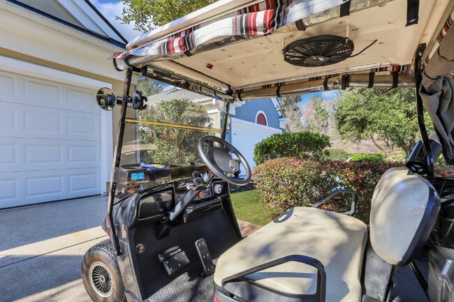 Building Photo - Charming 2-Bedroom, Plus Den Home with 2 F...