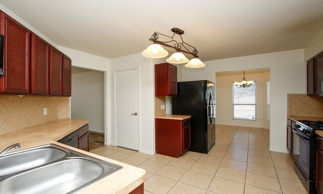 Building Photo - For Lease | 4 Bed, 2.5 Bath |2,314 Sq Ft |...