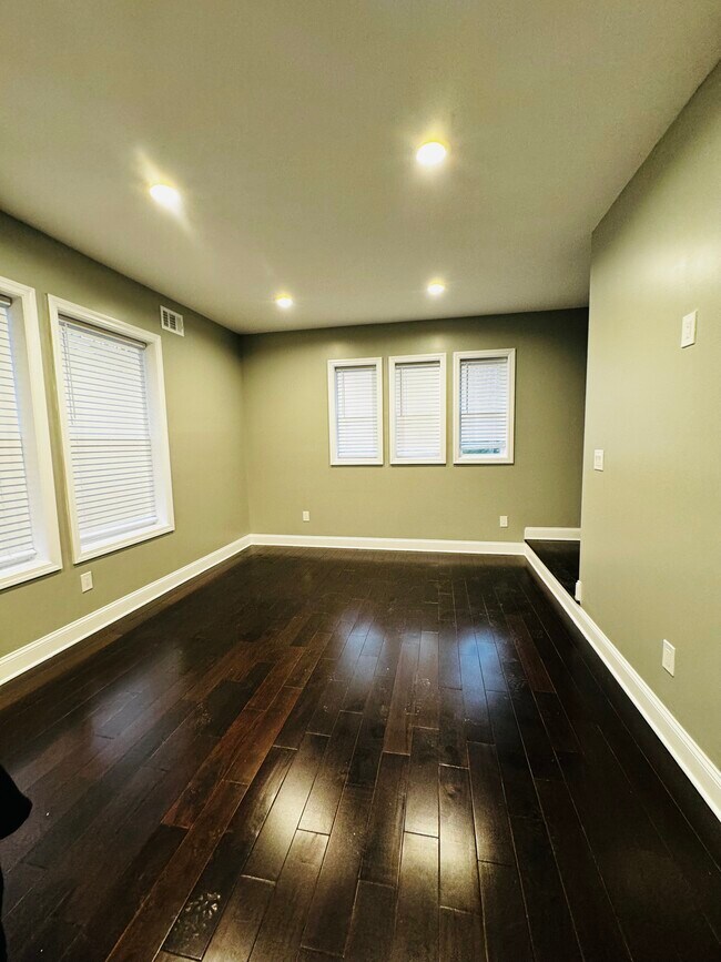 Building Photo - 211 Midway Ave