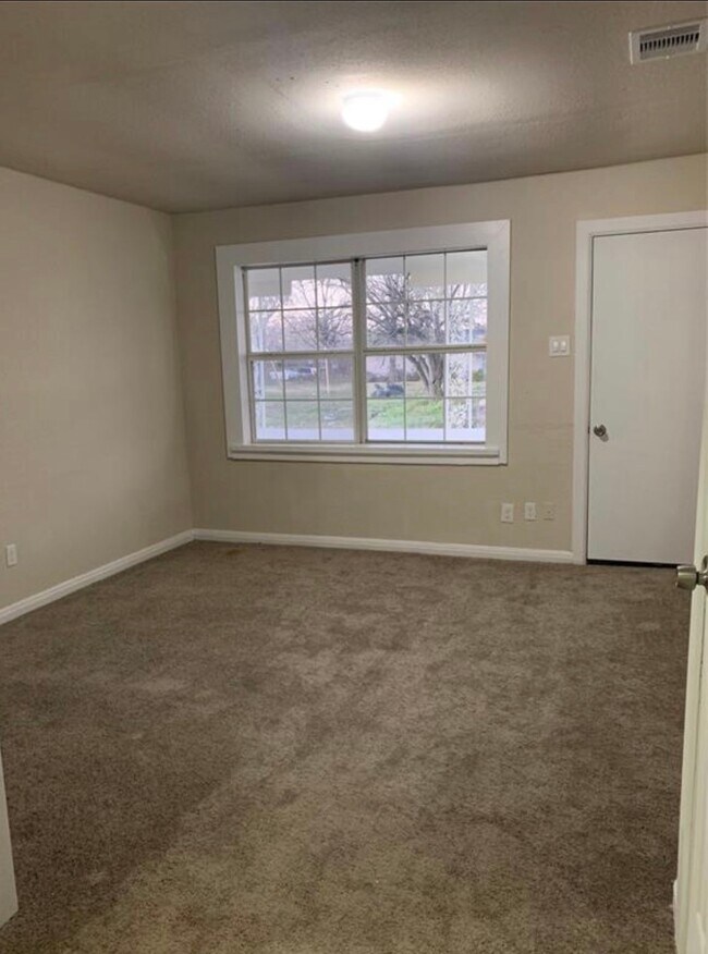 Building Photo - 324 Delaware St