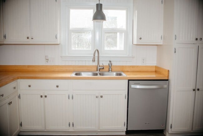 Building Photo - 870 E Main St