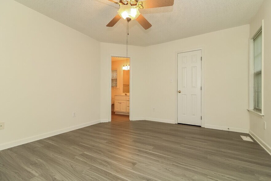 Building Photo - 6728 Oviedo Dr